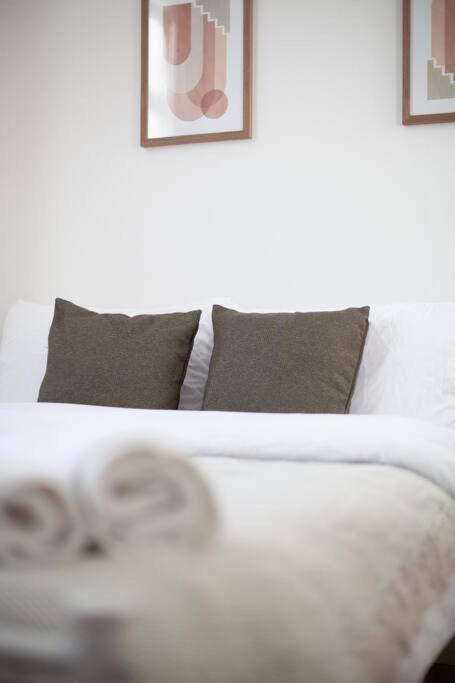 Sleek & Modern 2 Bd In - Sleeps 7 - Parking Appartement *