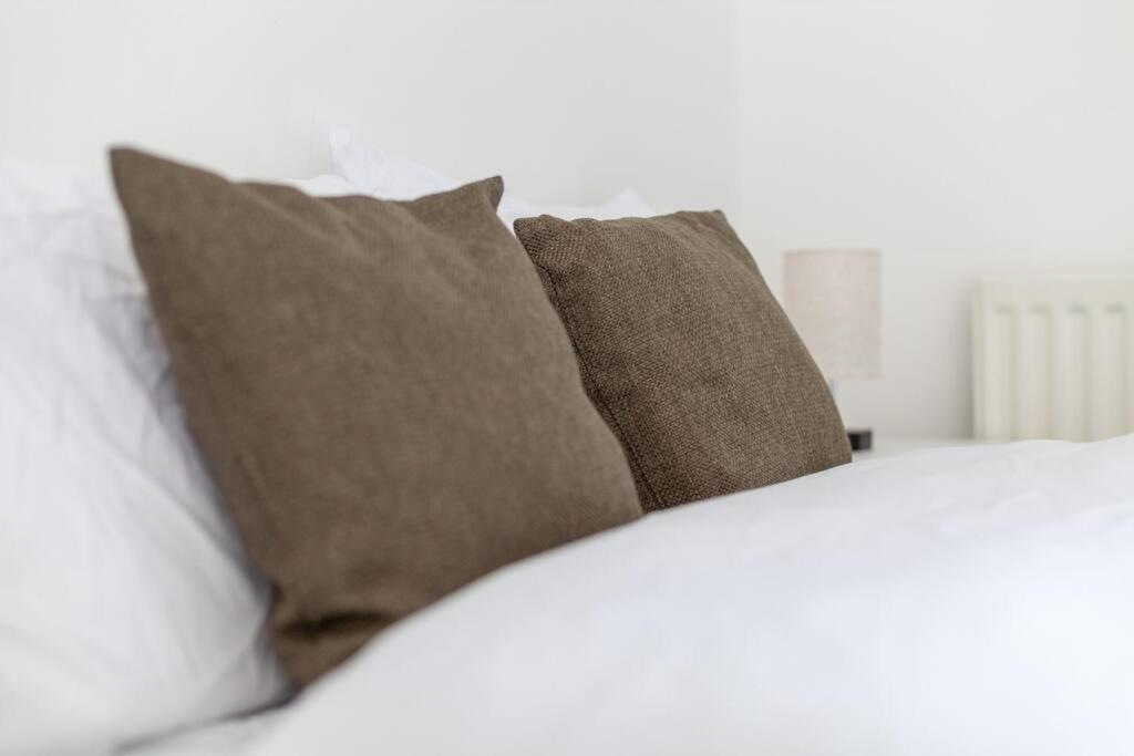 Appartement Sleek & Modern 2 Bd In - Sleeps 7 - Parking Londen