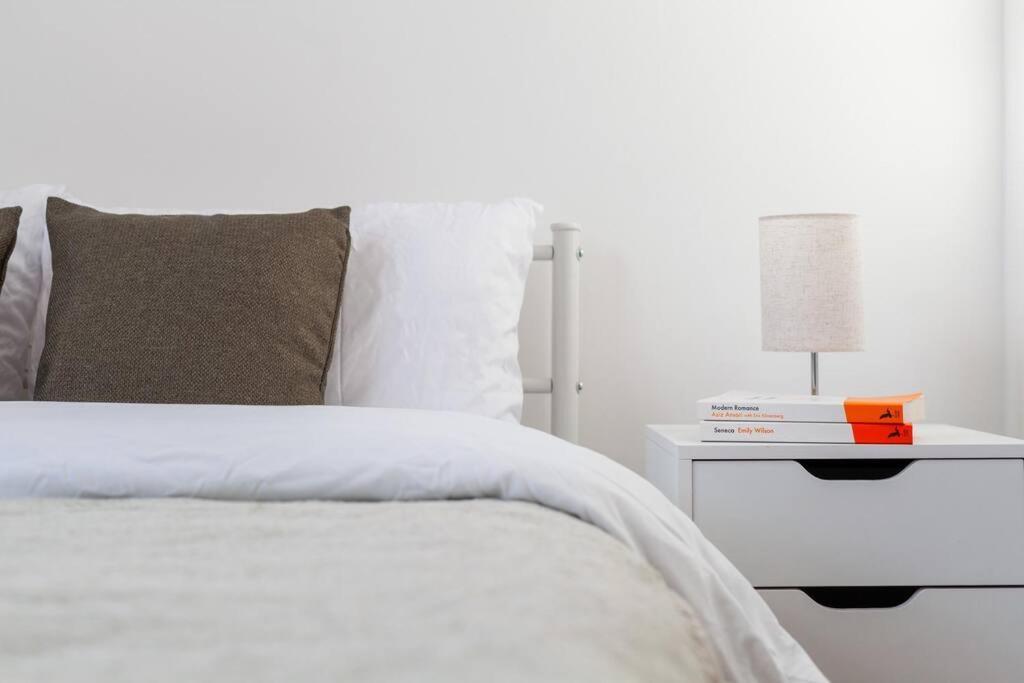 Appartement Sleek & Modern 2 Bd In - Sleeps 7 - Parking Londen