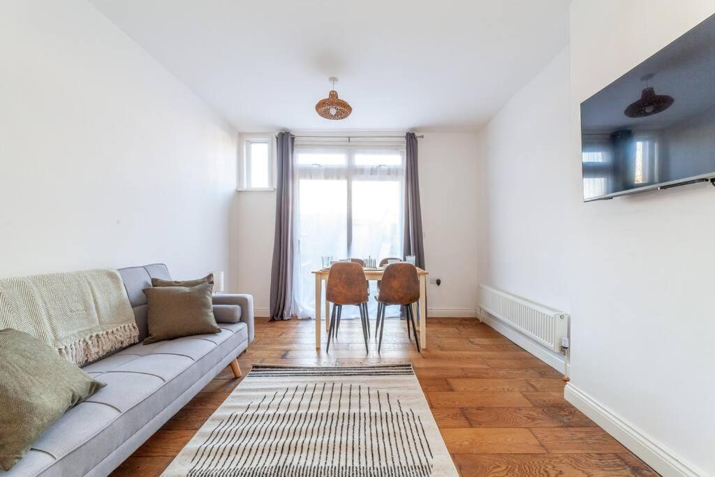 Sleek & Modern 2 Bd In - Sleeps 7 - Parking Londen