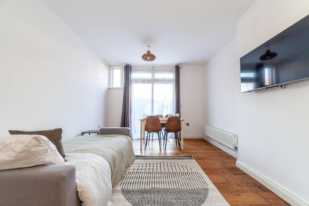 Sleek & Modern 2 Bd In - Sleeps 7 - Parking Appartement *