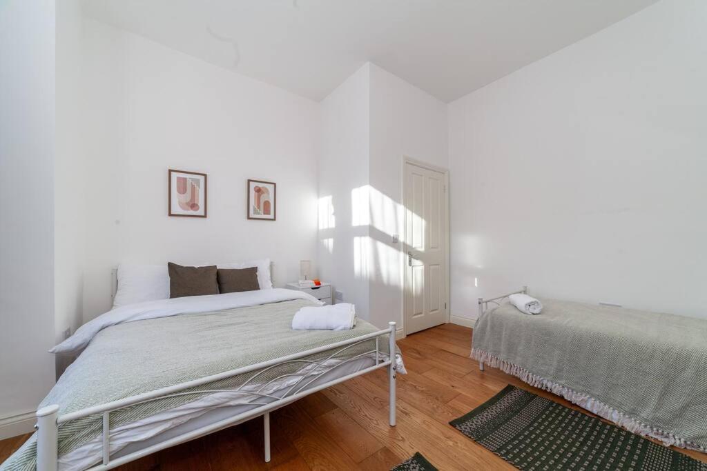 Appartement Sleek & Modern 2 Bd In - Sleeps 7 - Parking Londen