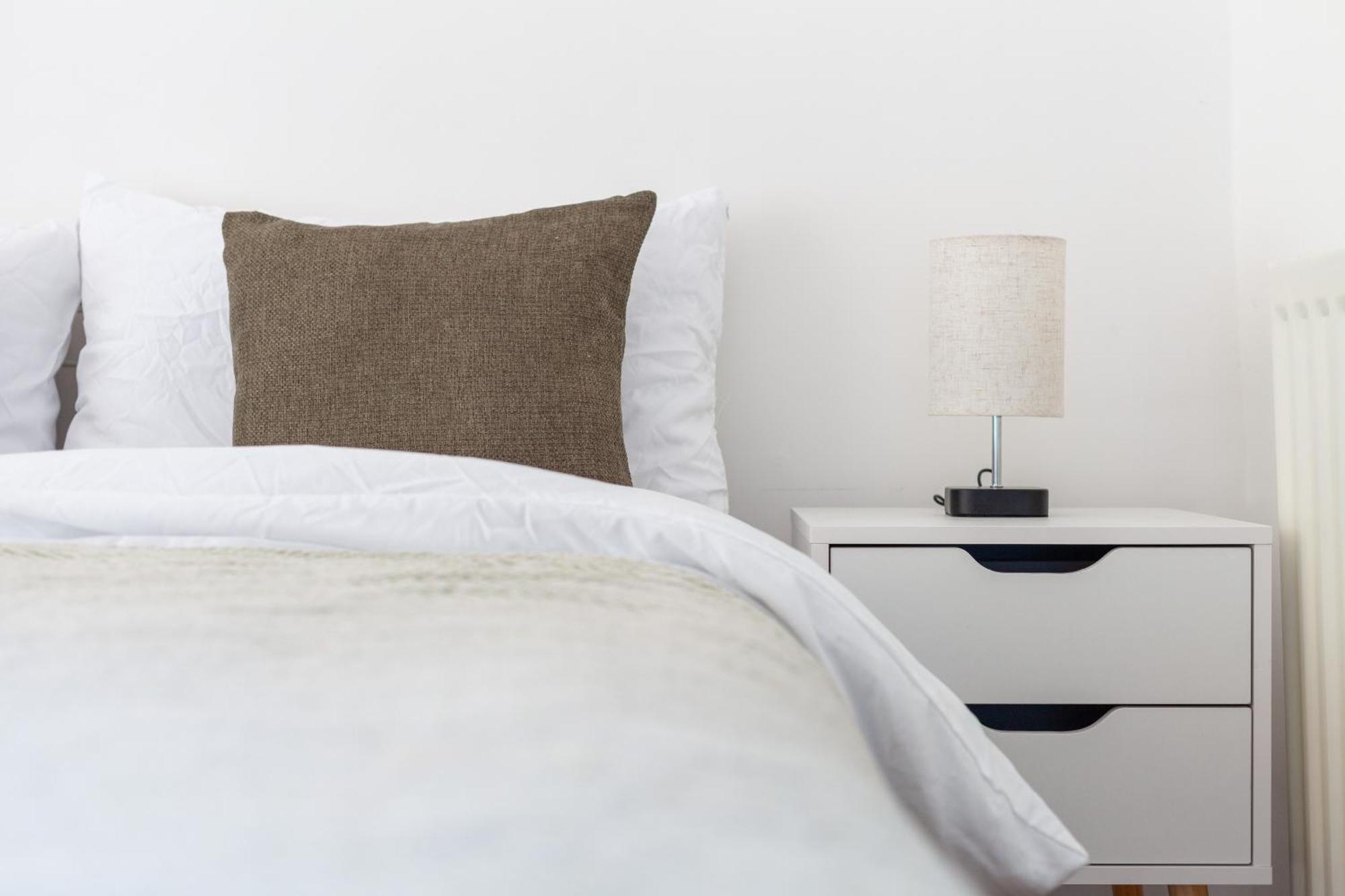 Sleek & Modern 2 Bd In - Sleeps 7 - Parking Appartement Londen